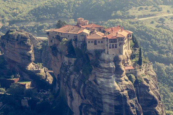 Mosteiro construído em cima de uma rocha — Fotografia de Stock