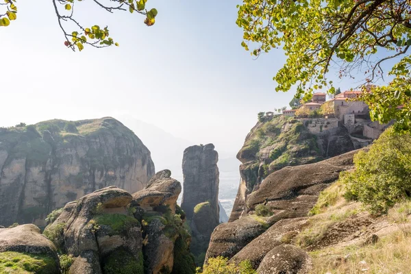 Pilar de roca cerca del monasterio — Foto de Stock