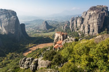 Uzun boylu bir kayaya inşa Varlaam Holly Manastırı