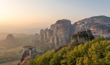 Yunanistan 'ın Meteora kentinde gün batımı