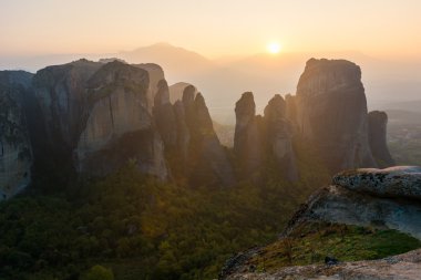 Güneş ayarı kumtaşı kayaların arkasında.