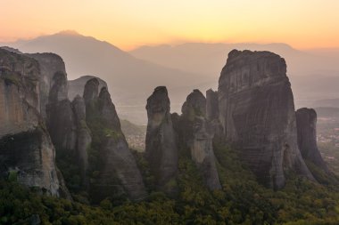 Güneş ayarı kumtaşı kayaların arkasında.