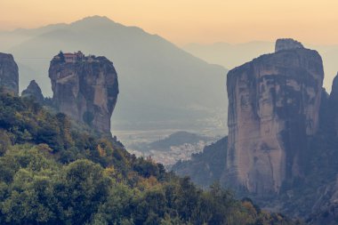 Meteora Famouse Manastırı'günbatımı ışığı