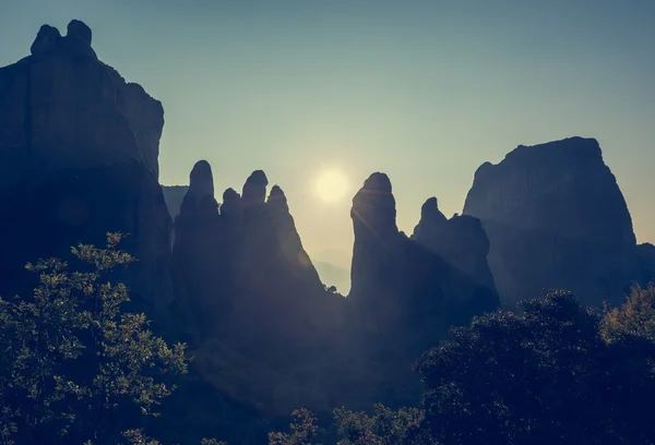 Puesta de sol detrás de rocas areniscas . — Foto de Stock