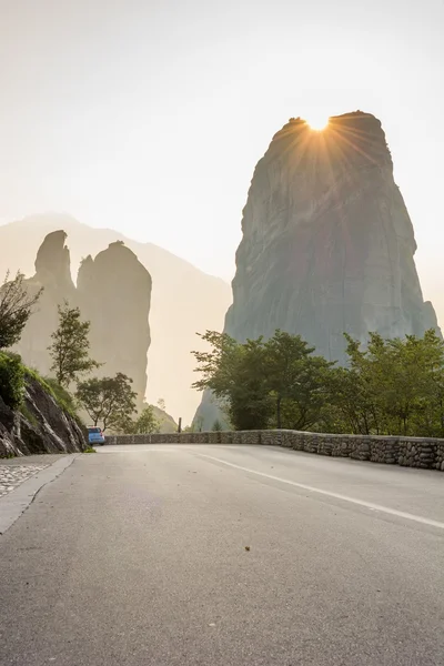 Camino corriendo a lo largo de rocas de arenisca lado . — Foto de Stock