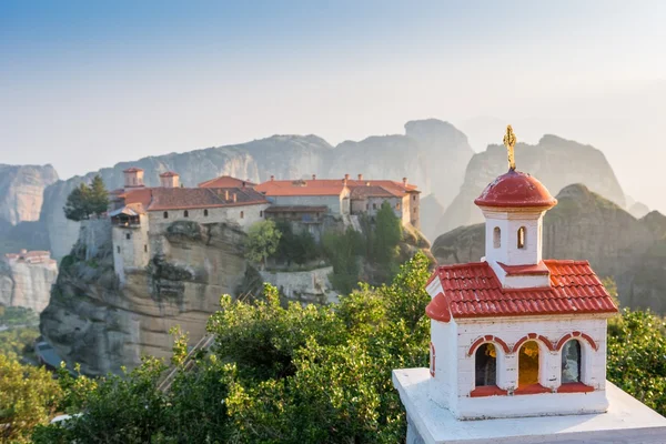 Bir manastır önünde türbe — Stok fotoğraf