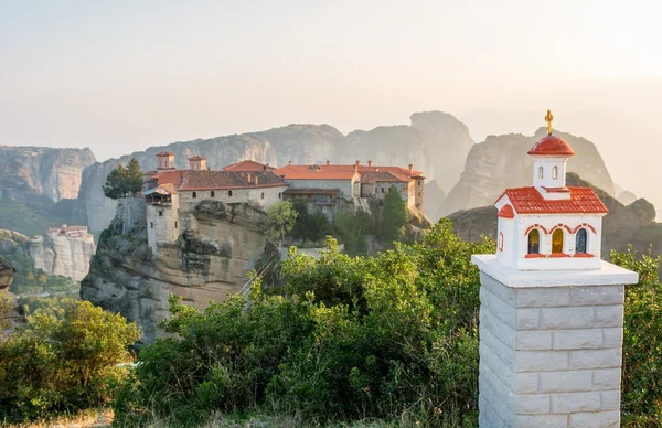 Bir manastır önünde türbe — Stok fotoğraf