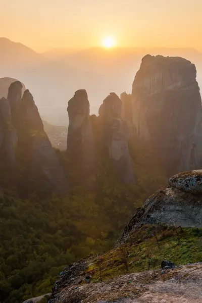 Puesta de sol detrás de rocas areniscas . — Foto de Stock