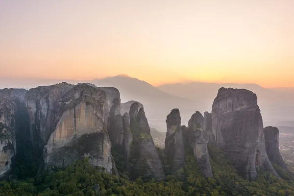 Puesta de sol detrás de rocas areniscas . — Foto de Stock