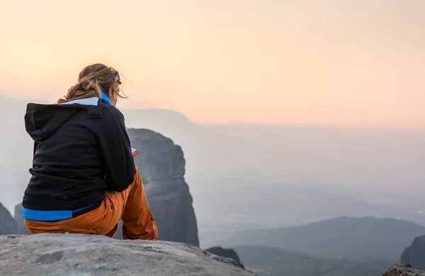 Menina desfrutando de uma vista espetacular — Fotografia de Stock