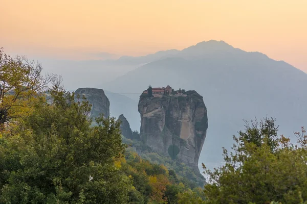 Célèbre monastère de Meteora dans la lumière du coucher du soleil — Photo