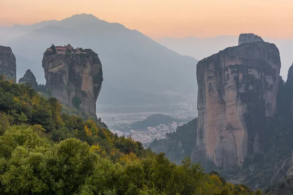 Famoso monasterio de Meteora en la luz del atardecer — Foto de Stock