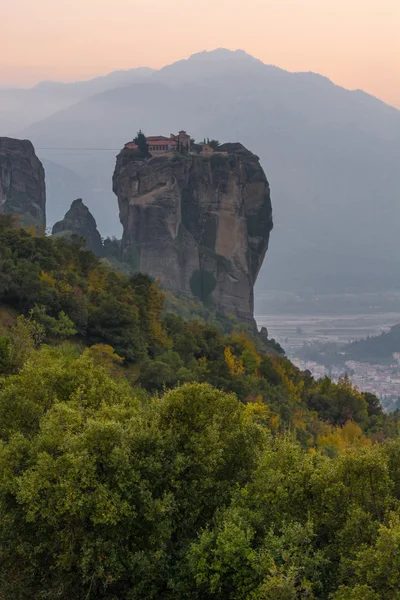 Famoso monastero di Meteora alla luce del tramonto — Foto Stock