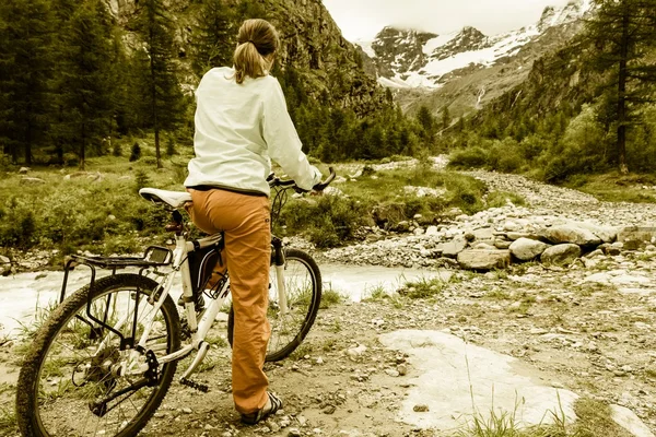 Cyklista zastavení před překročením řeky — Stock fotografie