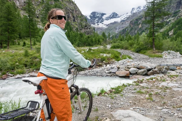 Woman cyclist enjoying the view — Stock Photo, Image