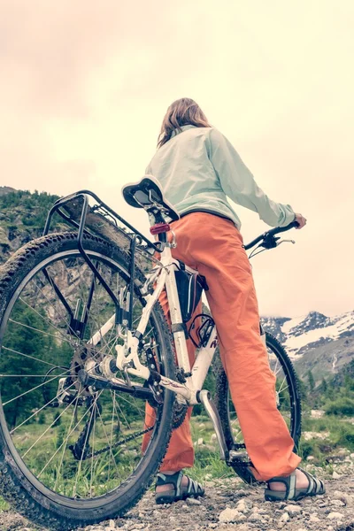 Cyclist enjoying a mountain view — Stock Photo, Image