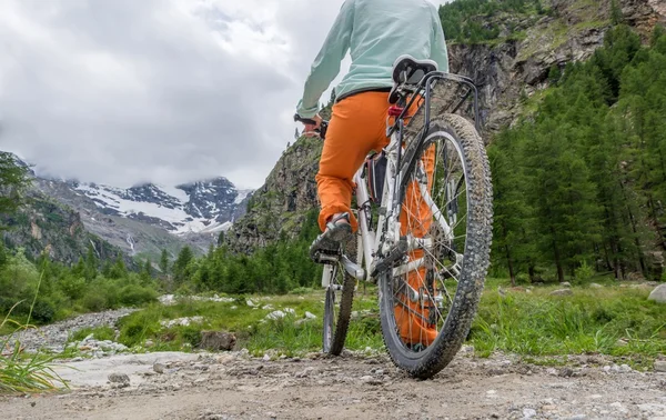 Ciclista preparándose para comenzar — Foto de Stock