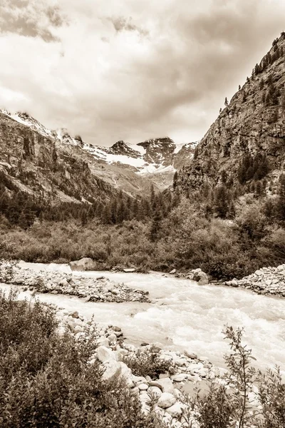 Bergsflod — Stockfoto