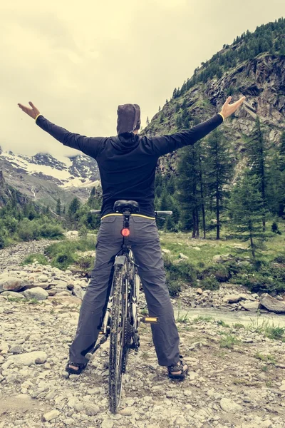 Fietser genieten van het uitzicht — Stockfoto