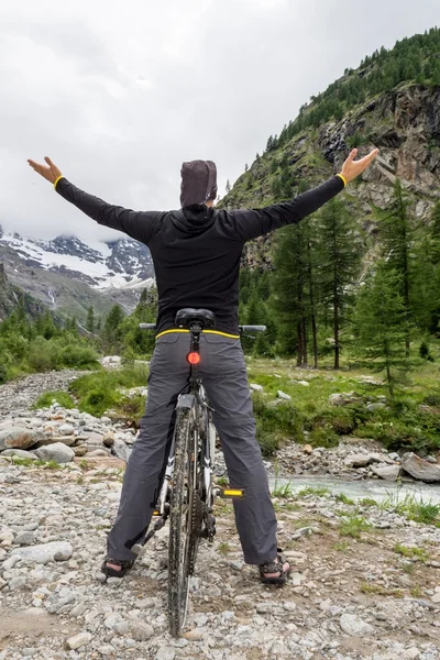 Fietser genieten van het uitzicht — Stockfoto