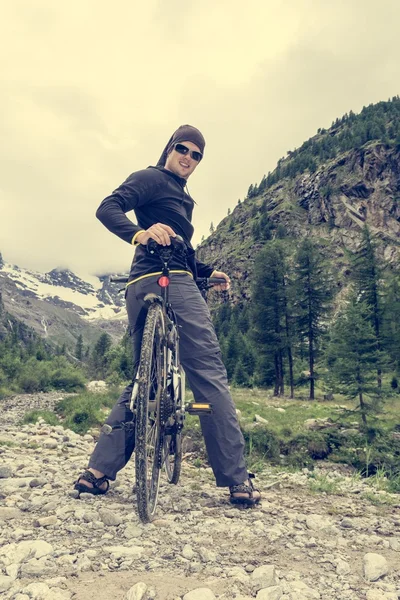 Fietser glimlachen over zijn schouder — Stockfoto