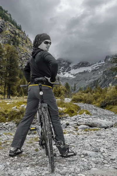 Cyclist posing in a mountain valley — Stock Photo, Image