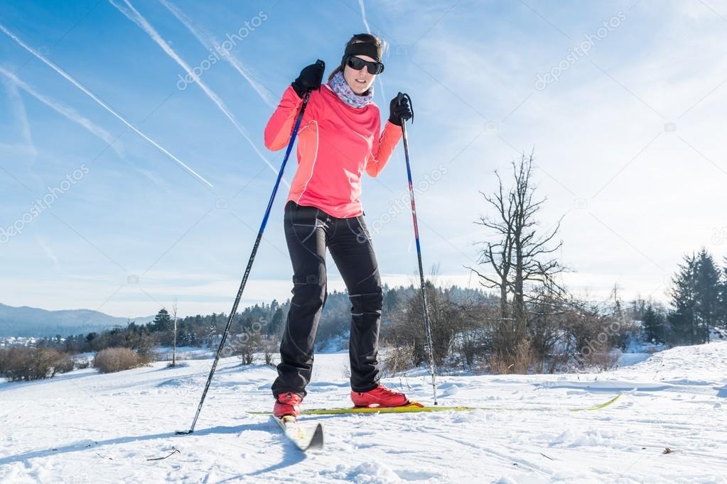 идешь зимой на лыжах. прогулка в зимнем лесу. лыжники в зимнем лесу. идешь зимой на лыжах. лыжник в лесу.