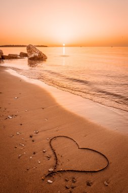 plaj kum üzerine çizilmiş kalp