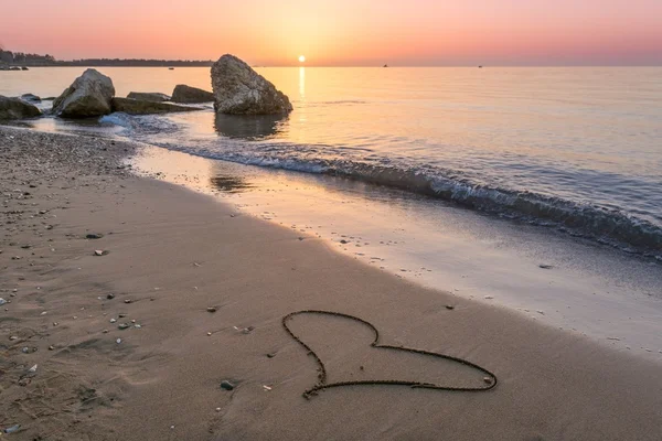 Corazón dibujado en la arena de playa —  Fotos de Stock