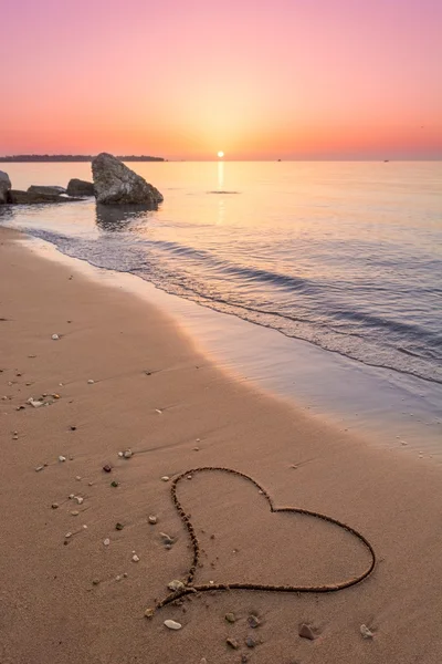 Coeur dessiné sur le sable de la plage — Photo