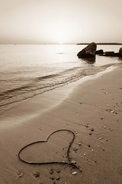 Corazón dibujado en la arena de playa —  Fotos de Stock