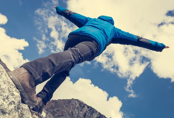 Kvinna att fånga balans på bergsryggen — Stockfoto