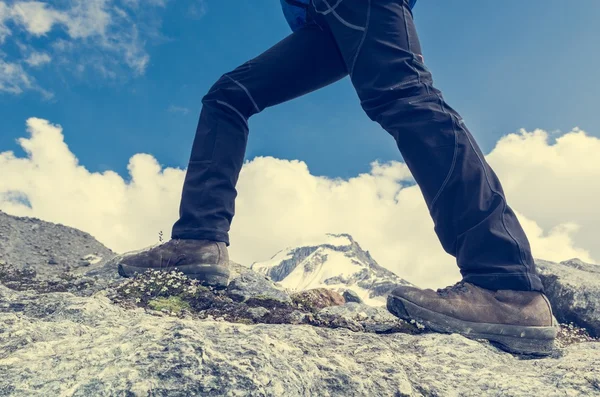 Dağ sırtı üzerinde ayakkabı hiking, yakın çekim. — Stok fotoğraf