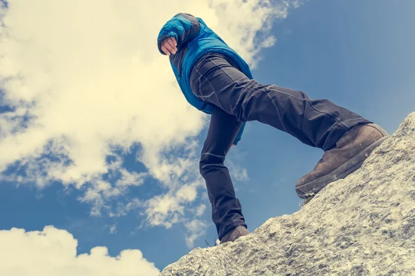 Passeggiata femminile sul crinale della montagna — Foto Stock