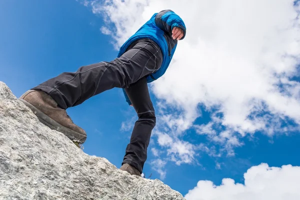 Erkek dağ sırtı üzerinde yürüme — Stok fotoğraf