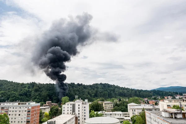 Incendio vicino a edifici residenziali . — Foto Stock