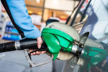 Punping gaz benzin istasyonunda.