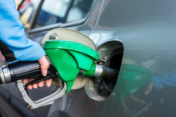 Punping gas en la gasolinera . —  Fotos de Stock