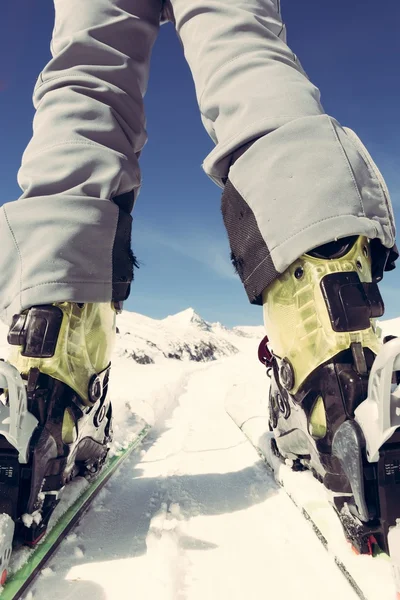 Yakın kayakçı'nın botları ve kayaklar zemin seviyesinden. — Stok fotoğraf
