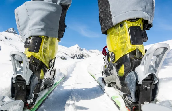 Yakın kayakçı'nın botları ve kayaklar zemin seviyesinden.