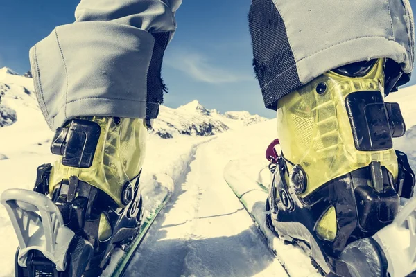 Gros plan des bottes et des skis de skieur depuis le niveau du sol . — Photo