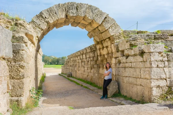 Arco rocoso entrada al estadio de la antigua Olympia . — Foto de Stock