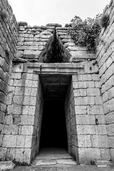 Entrance to a rock tomb. — Stock Photo, Image