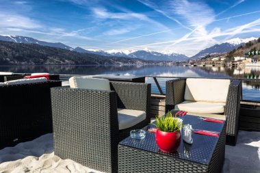 Lakeside bar bir dağ manzaralı