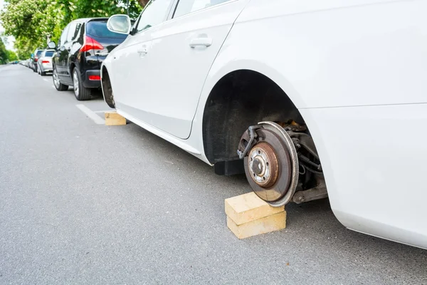 Auto mit gestohlenen Rädern — Stockfoto