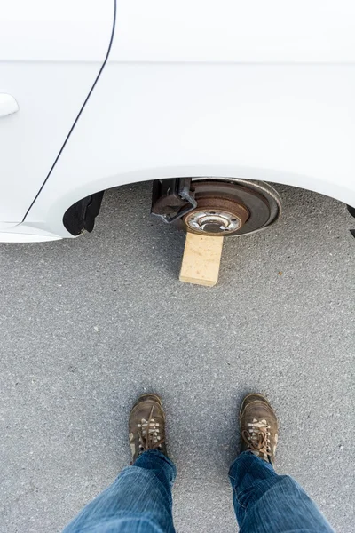 Car with stolen wheels — Stock Photo, Image