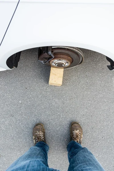 Car with stolen wheels — Stock Photo, Image