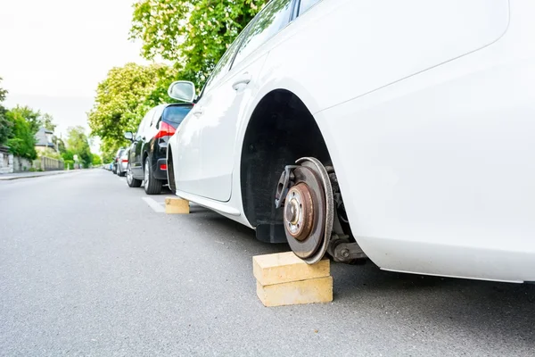 Coche con ruedas robadas — Foto de Stock