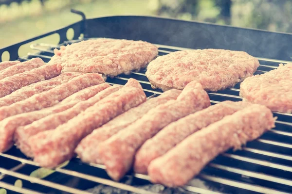 Carne saporita su un barbecue . — Foto Stock