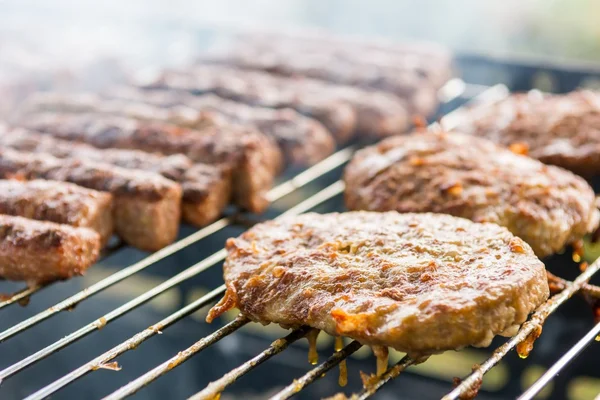 Carne saporita su un barbecue . — Foto Stock